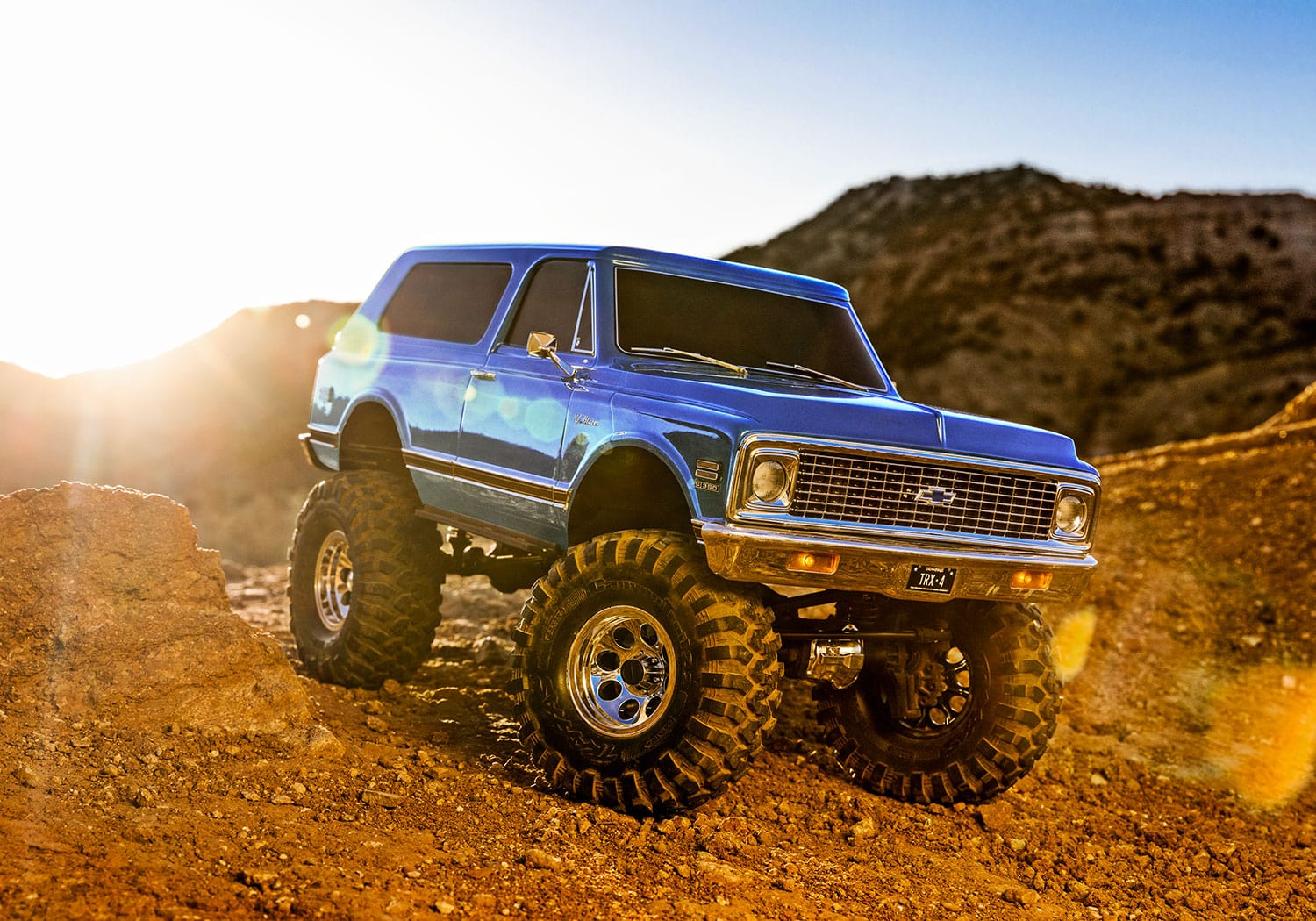 [Action] Traxxas K5 Blazer Combo - mavi gövde arazide gün batımı