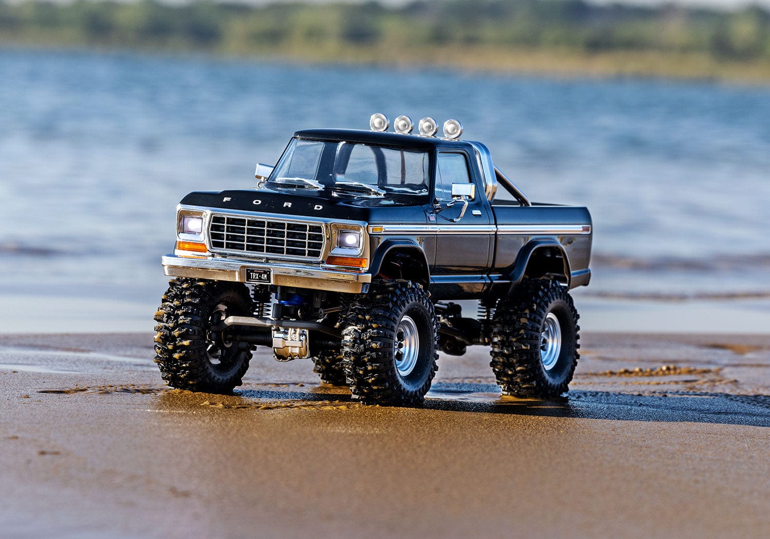 [Action] Traxxas TRX-4M F150 - Siyah kamyonet sahilde su kenarında outdoor