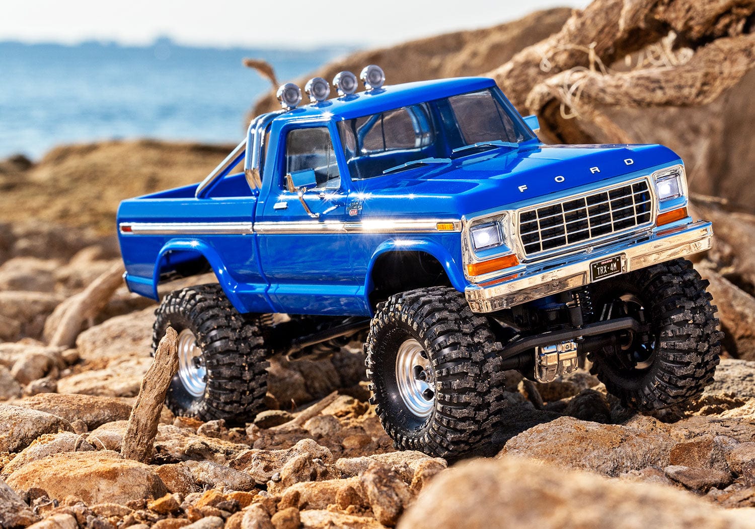 [Action] Traxxas TRX-4M K10 - Mavi F-150 gövde deniz kenarı kaya