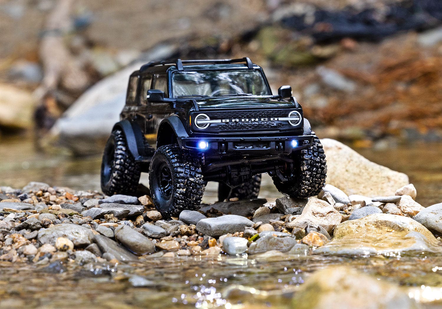 [Action] Traxxas TRX-4M Bronco - siyah araç dere yatağı kaya tırmanışı
