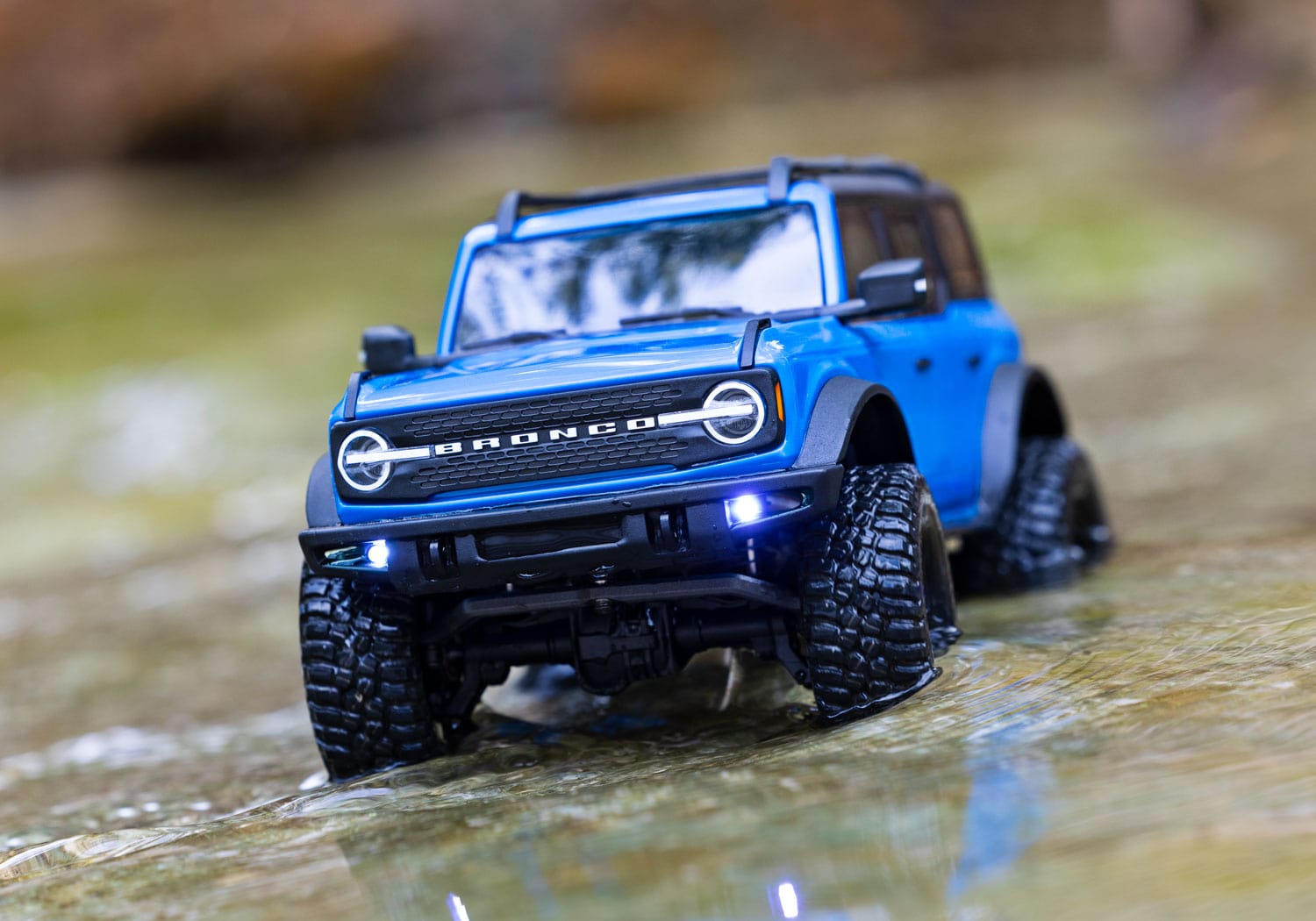 [Action] Traxxas TRX-4M Bronco - mavi araç suda arazi kullanımı