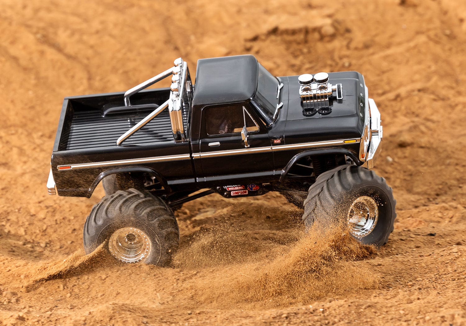 [Action] Traxxas TRX-4MT F-150 - Siyah F-150 mini monster truck arazide toprak savurarak aksiyon