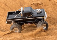 [Action] Traxxas TRX-4MT F-150 - Siyah F-150 mini monster truck arazide toprak savurarak aksiyon
