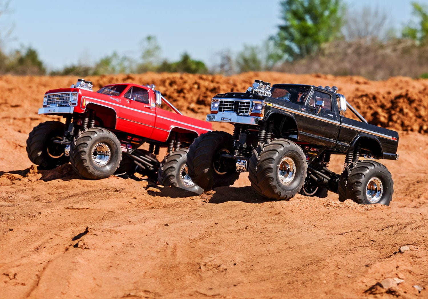 [Action] Traxxas TRX-4MT K10 - Kırmızı K10 ve siyah F-150 monster truck'lar dış mekan toprak zeminde