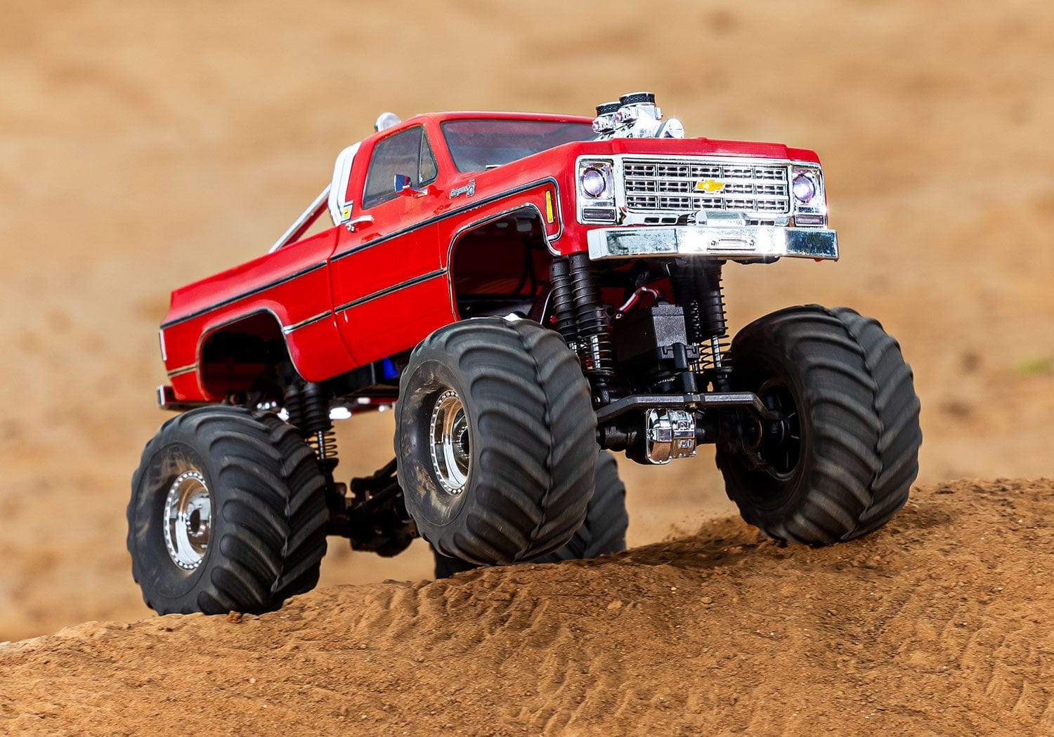 [Action] Traxxas TRX-4MT K10 - Kırmızı K10 Monster Truck dış mekan toprak tümsek üstünde aksiyon