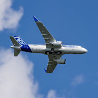 [Dış] E-Flite Airbus A320neo Twin 64mm EDF - Yerde yan profil, mavi gökyüzü arka planı