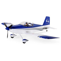[Dış] E-Flite RV-7 1.1m - Stüdyo 3/4 ön görünüm, pilot figürlü beyaz arka plan