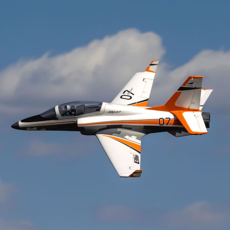 [Havada] E-flite Viper 70mm EDF Jet - Uçuşta yandan görünüm, bulutlu gökyüzü
