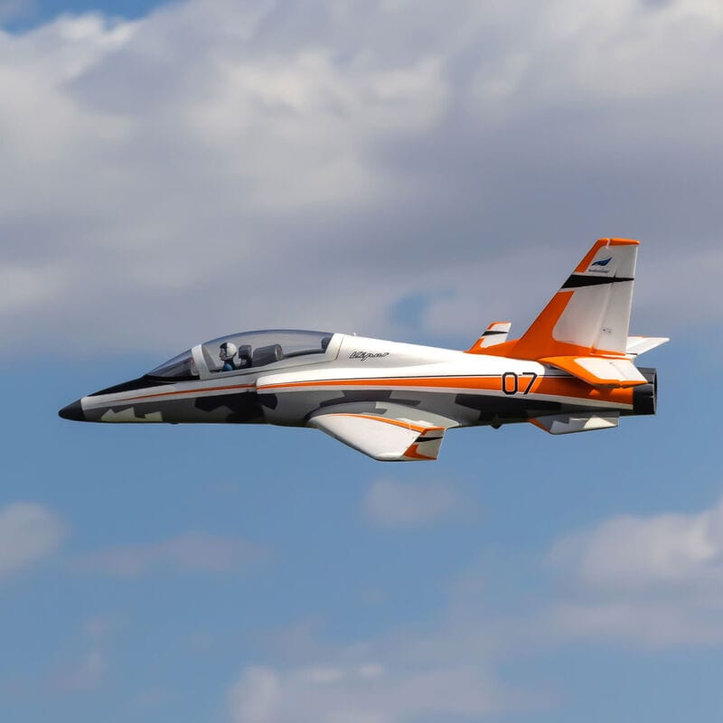 [Havada] E-flite Viper 70mm EDF Jet - Uçuşta yandan görünüm, bulutlu gökyüzü