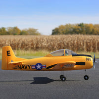 [Dış] E-flite T-28 Trojan 1.1m - Pist üzerinde park halinde, doğal ortam yan görünüm