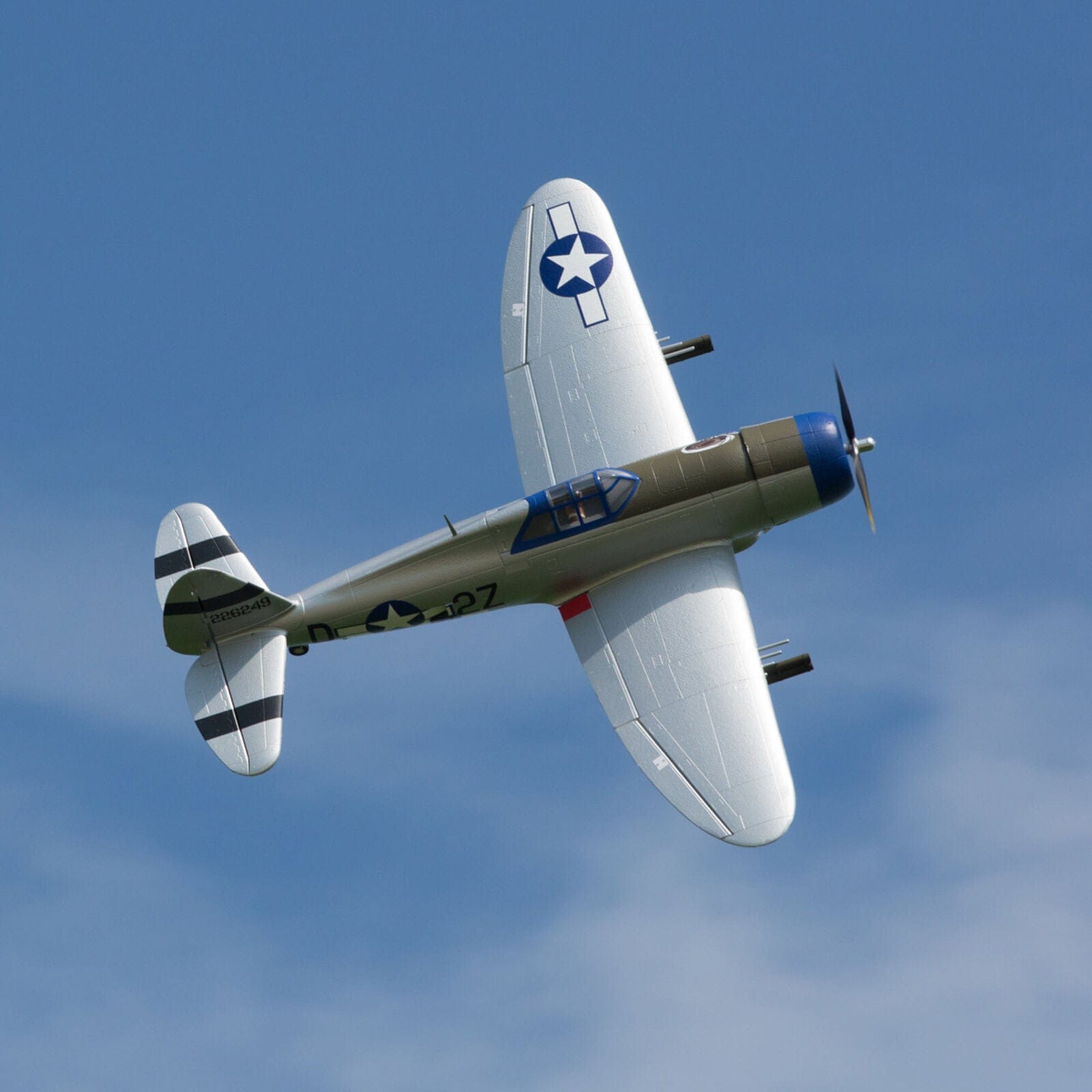 [Havada] E-flite P-47 Razorback 1.2m - Viraj manevrası, kanat altı ABD kokartı ve bomba detayı