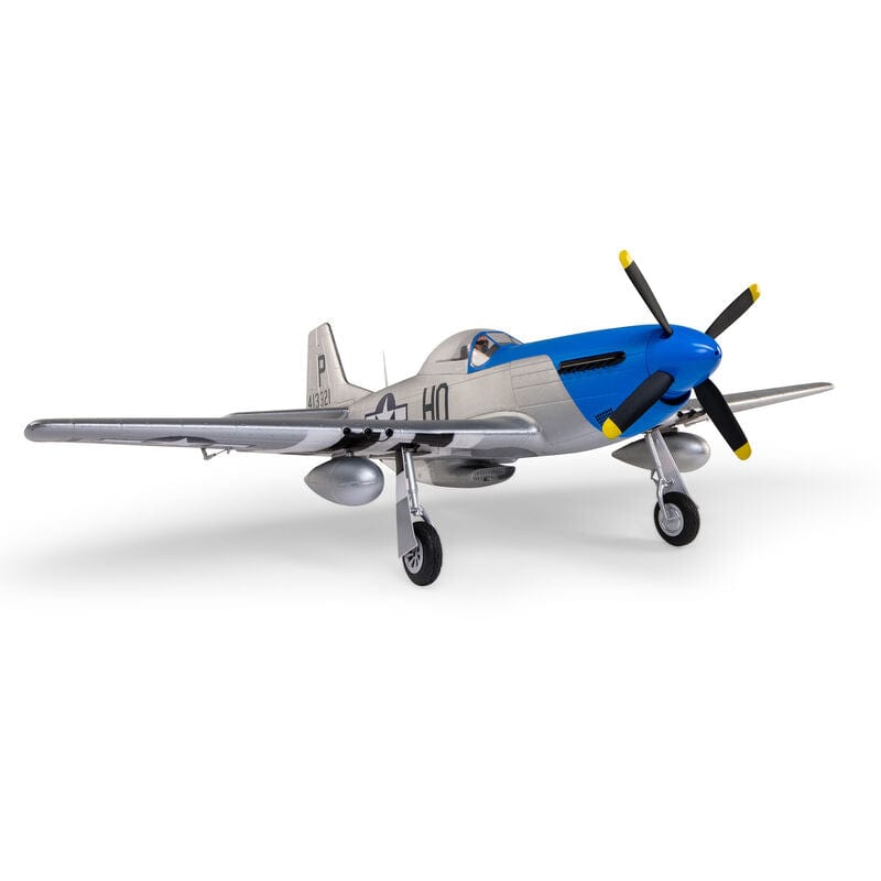 [Dış] E-flite P-51D Mustang 1.2m Cripes A'Mighty 3rd - Stüdyo ön üç çeyrek görünüm, iniş takımları açık