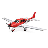 [Dış] E-Flite Cirrus SR22T 1.5m - Stüdyo çekimi, beyaz arka planda 3/4 ön görünüm