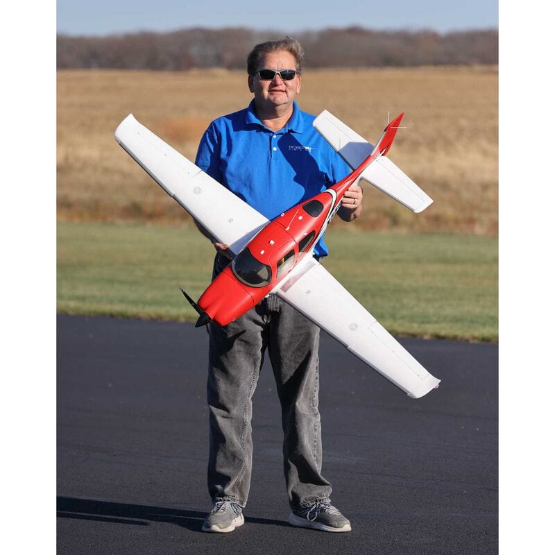 [Boyut] E-Flite Cirrus SR22T 1.5m - Pilotun elinde boyut karşılaştırması