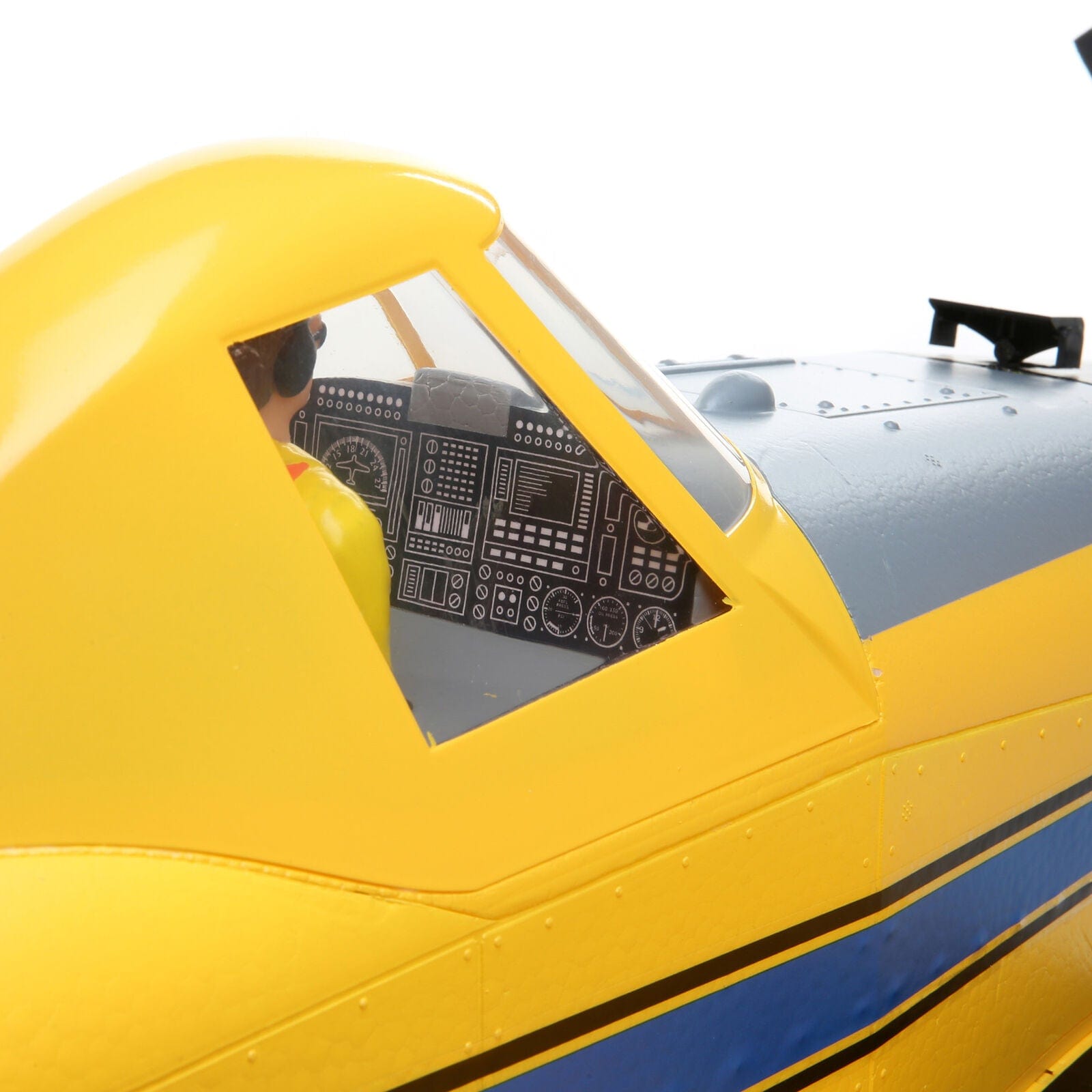 [Detay] E-Flite Air Tractor 1.5m BNF - Kokpit yakın çekim, pilot figürü ve gösterge paneli