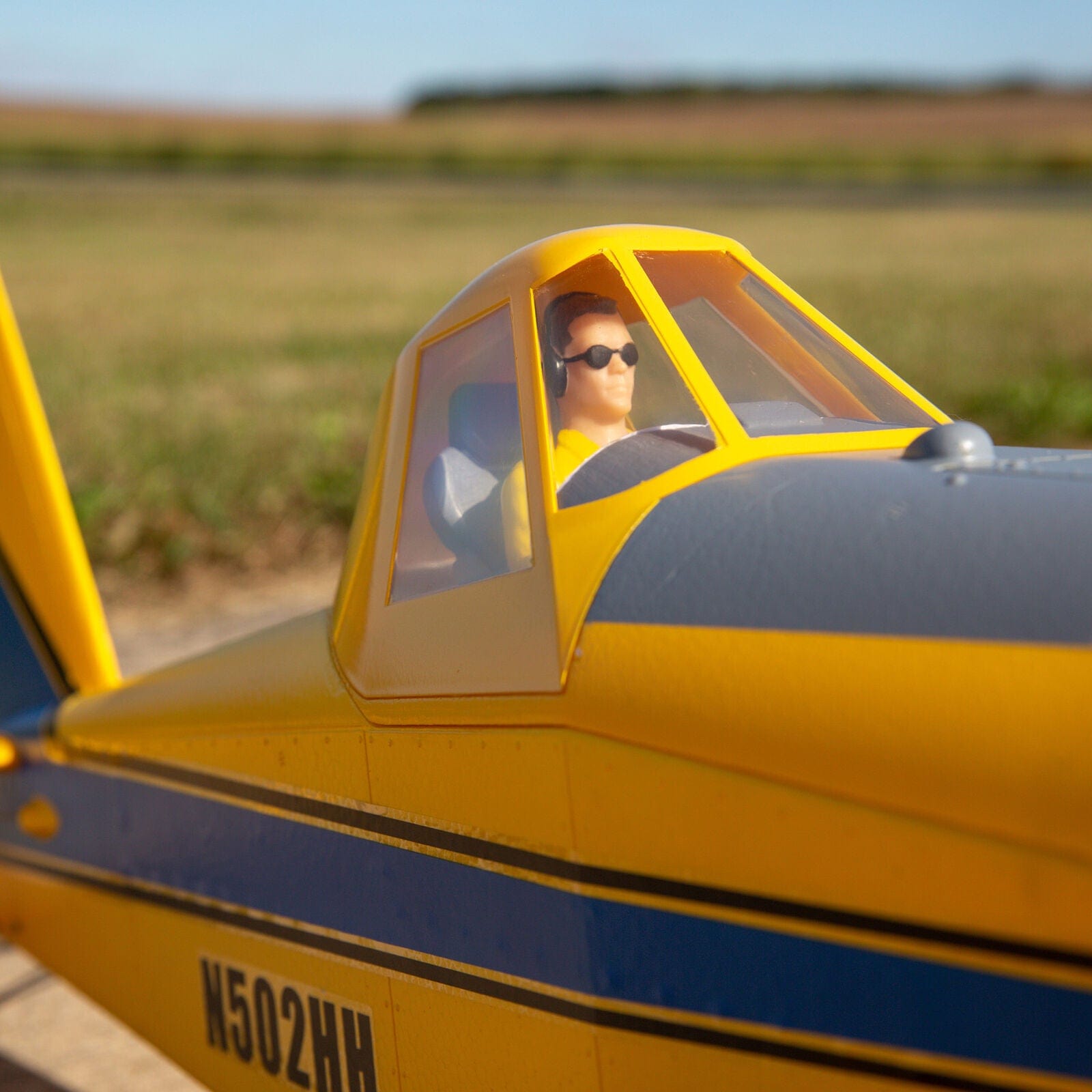 [Detay] E-Flite Air Tractor 1.5m BNF - Kokpit pilot figürü yakın çekim, açık havada
