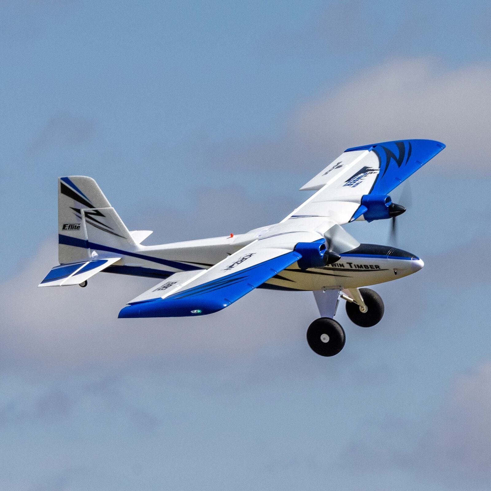 [Havada] E-Flite Twin Timber 1.6m - Bulutlu gökyüzünde yan profil uçuş
