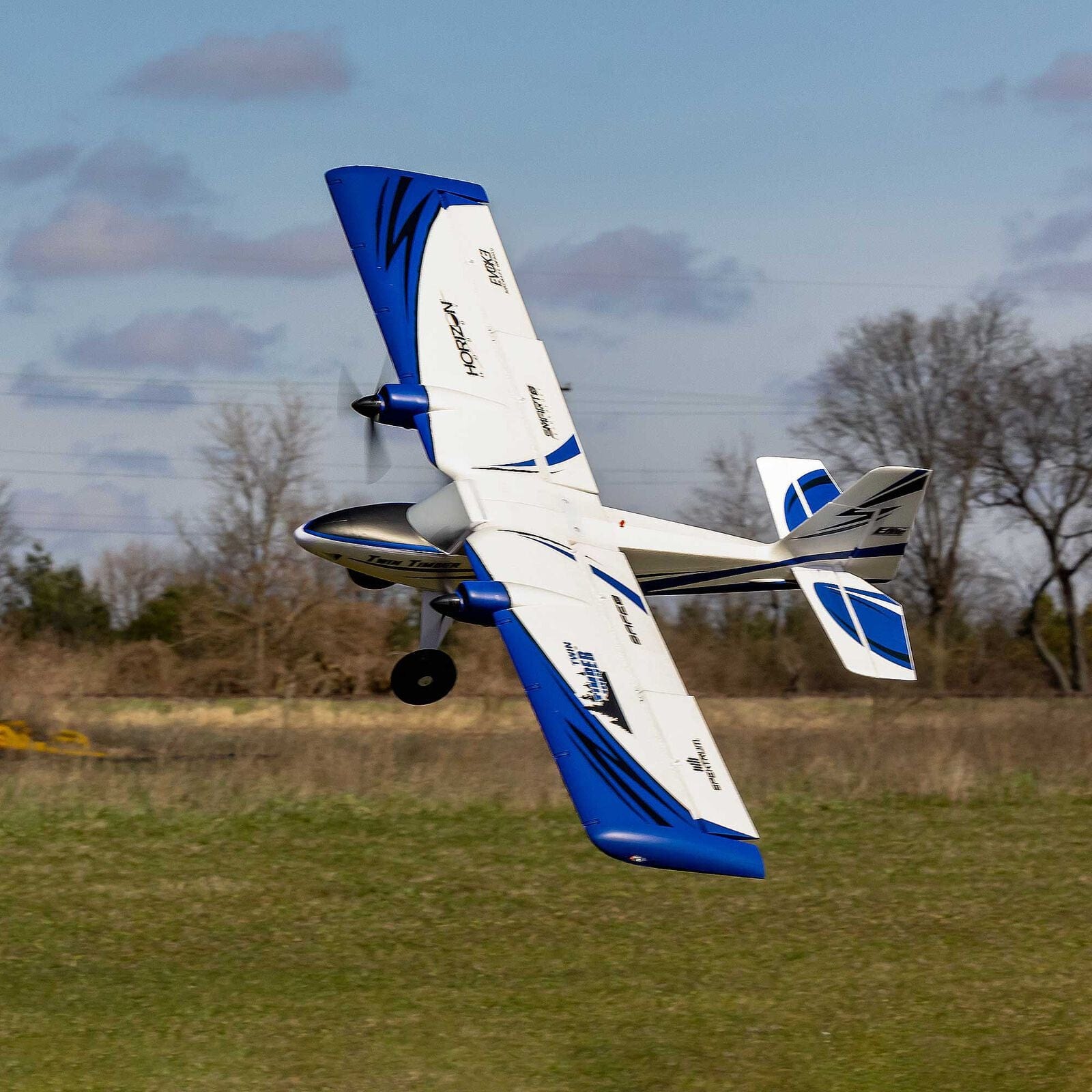 [Havada] E-Flite Twin Timber 1.6m - Yeşil alan üzerinde eğimli viraj uçuşu