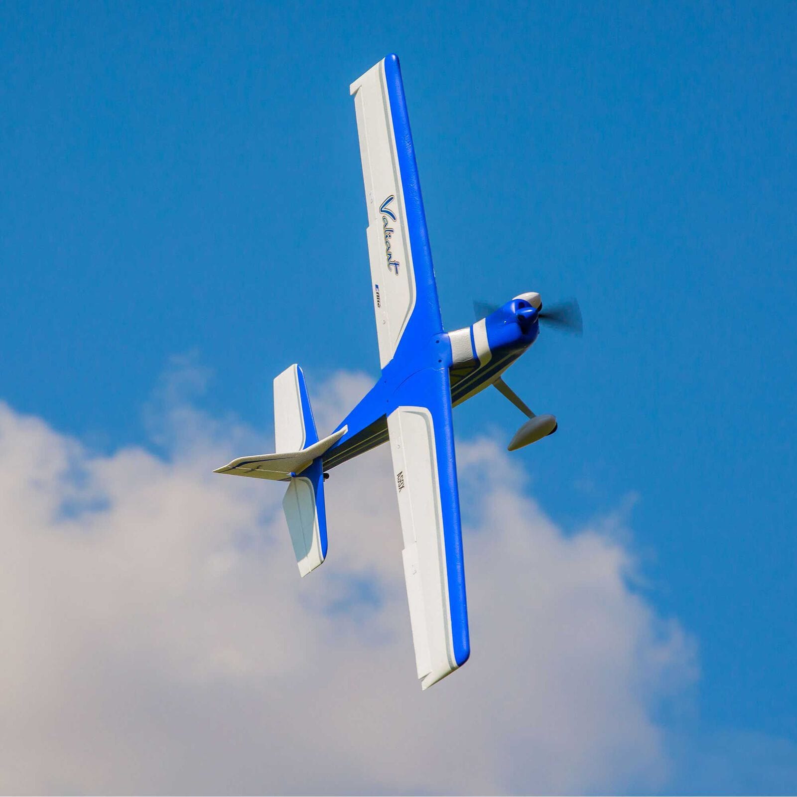 [Havada] E-Flite Valiant 1.3m BNF Basic - Dik tırmanış, mavi gökyüzü ve bulutlar