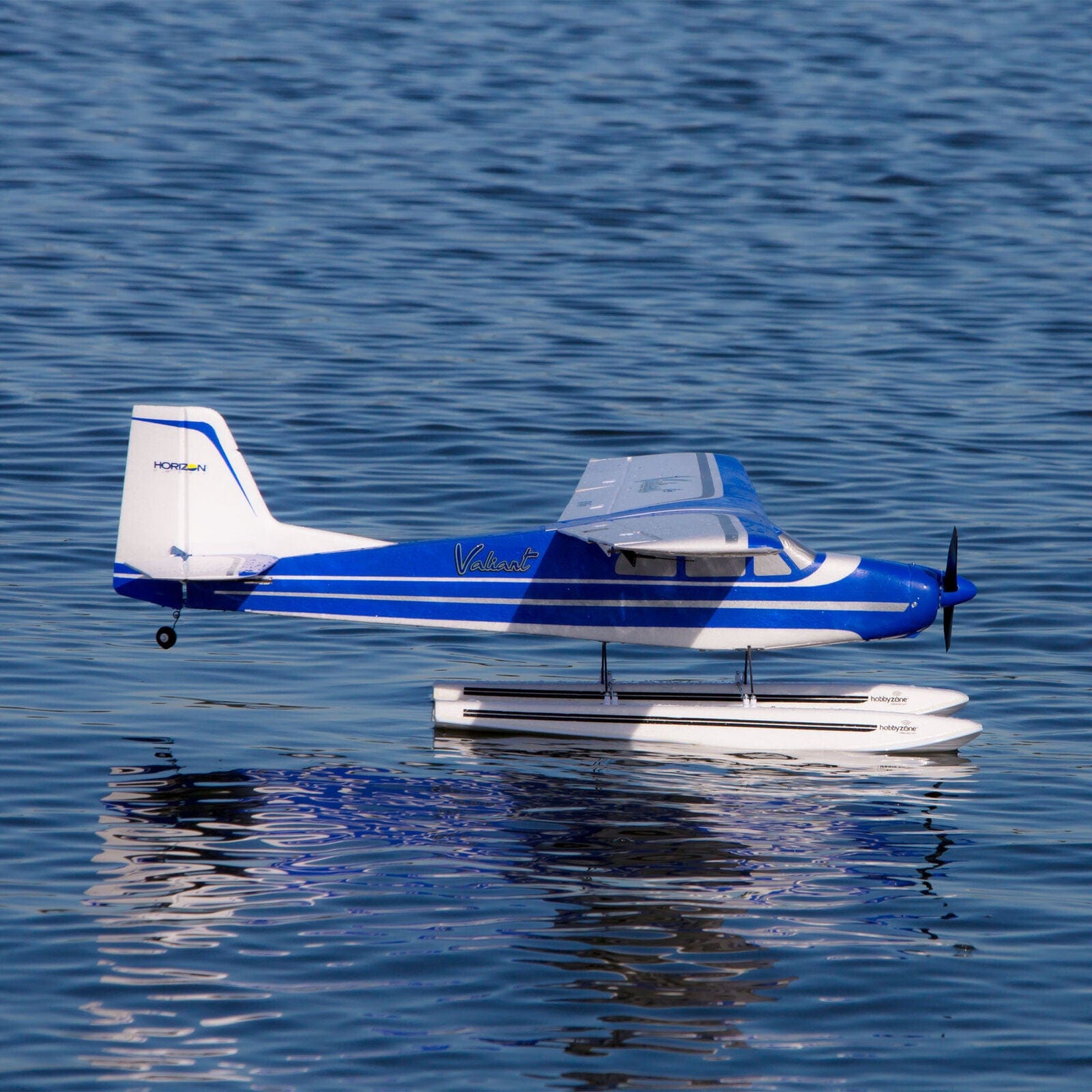 [Dış] E-Flite Valiant 1.3m BNF Basic - Şamandıralı versiyon, su üzerinde park halinde
