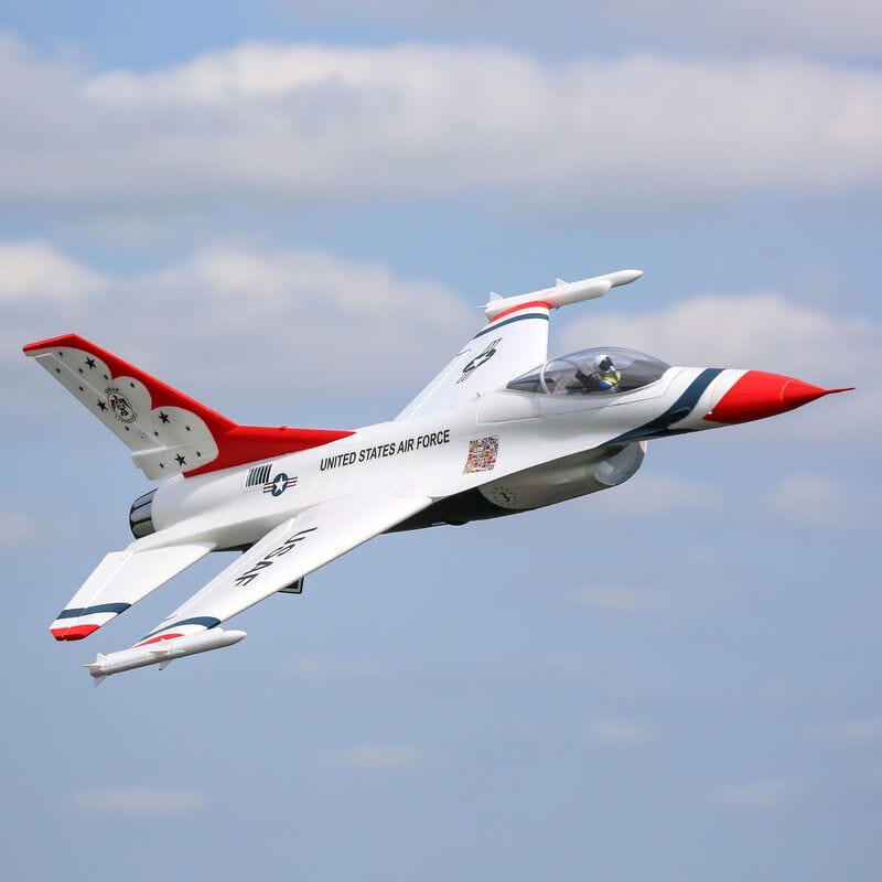 [Havada] E-flite F-16 Thunderbirds 70mm EDF - Uçuşta yandan görünüm, bulutlu gökyüzü