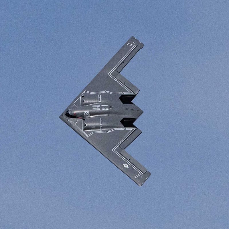 [Havada] E-flite Micro B-2 Spirit Twin 30mm EDF - Yakın uçuş çekimi, yandan profil