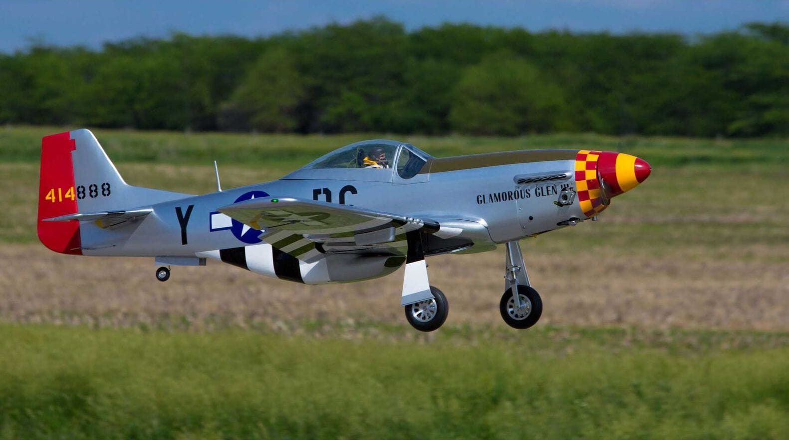 [Havada] Hangar 9 P-51D Mustang 60cc ARF 89" - pist üzerinde alçak geçiş yan profil