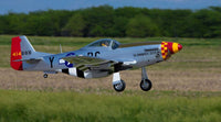 [Havada] Hangar 9 P-51D Mustang 60cc ARF 89" - pist üzerinde alçak geçiş yan profil