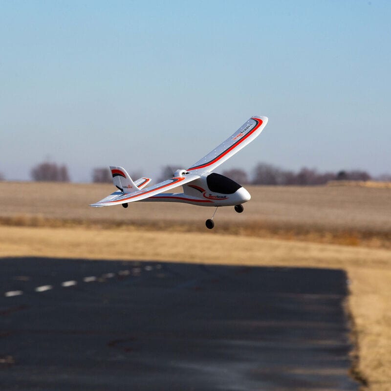 [Havada] HobbyZone Mini AeroScout RTF - Mavi gökyüzünde uçuş, yandan görüntüleme
