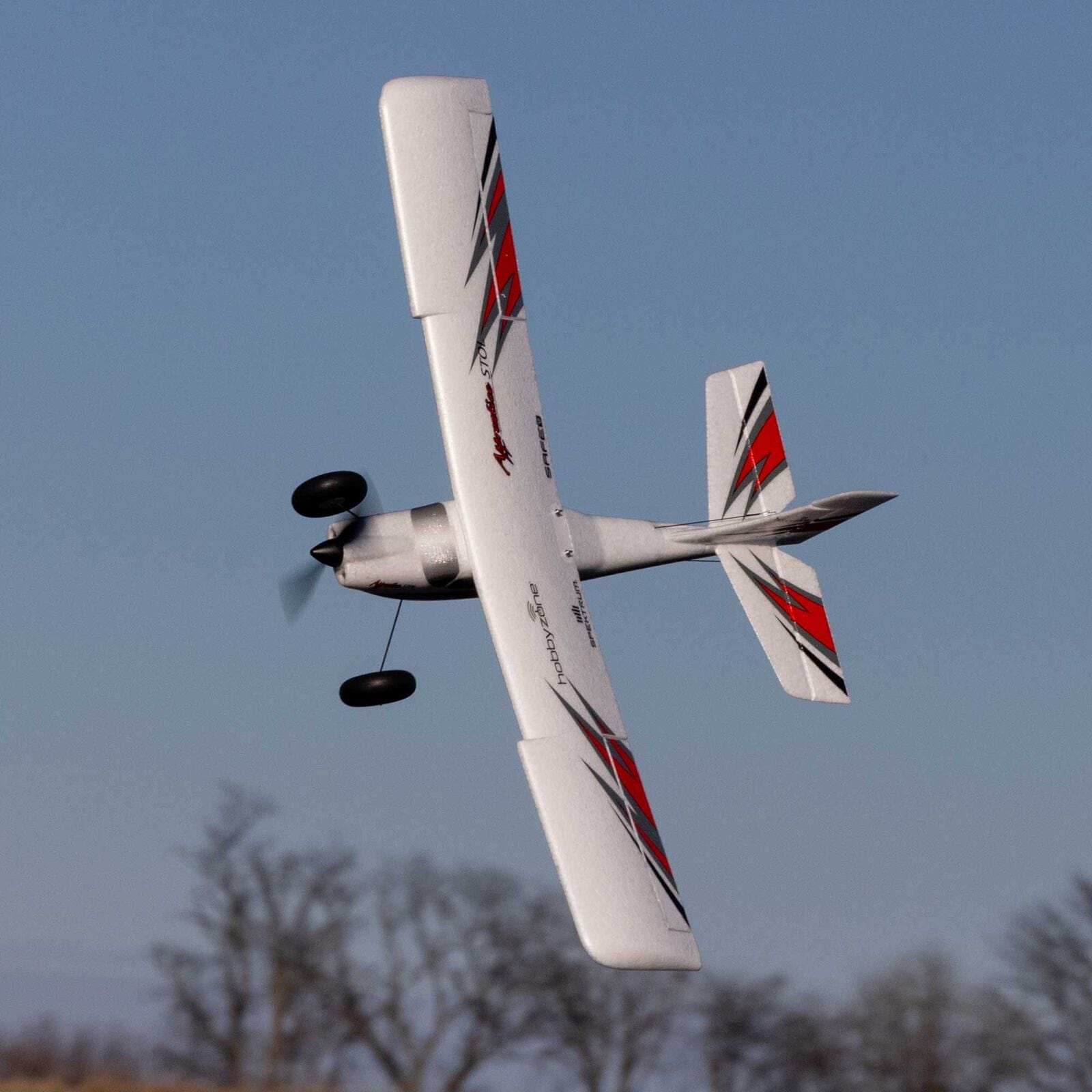 [Havada] HobbyZone Apprentice STOL S 700mm RTF - Viraj sırasında uçuş, ağaçlar arka planda
