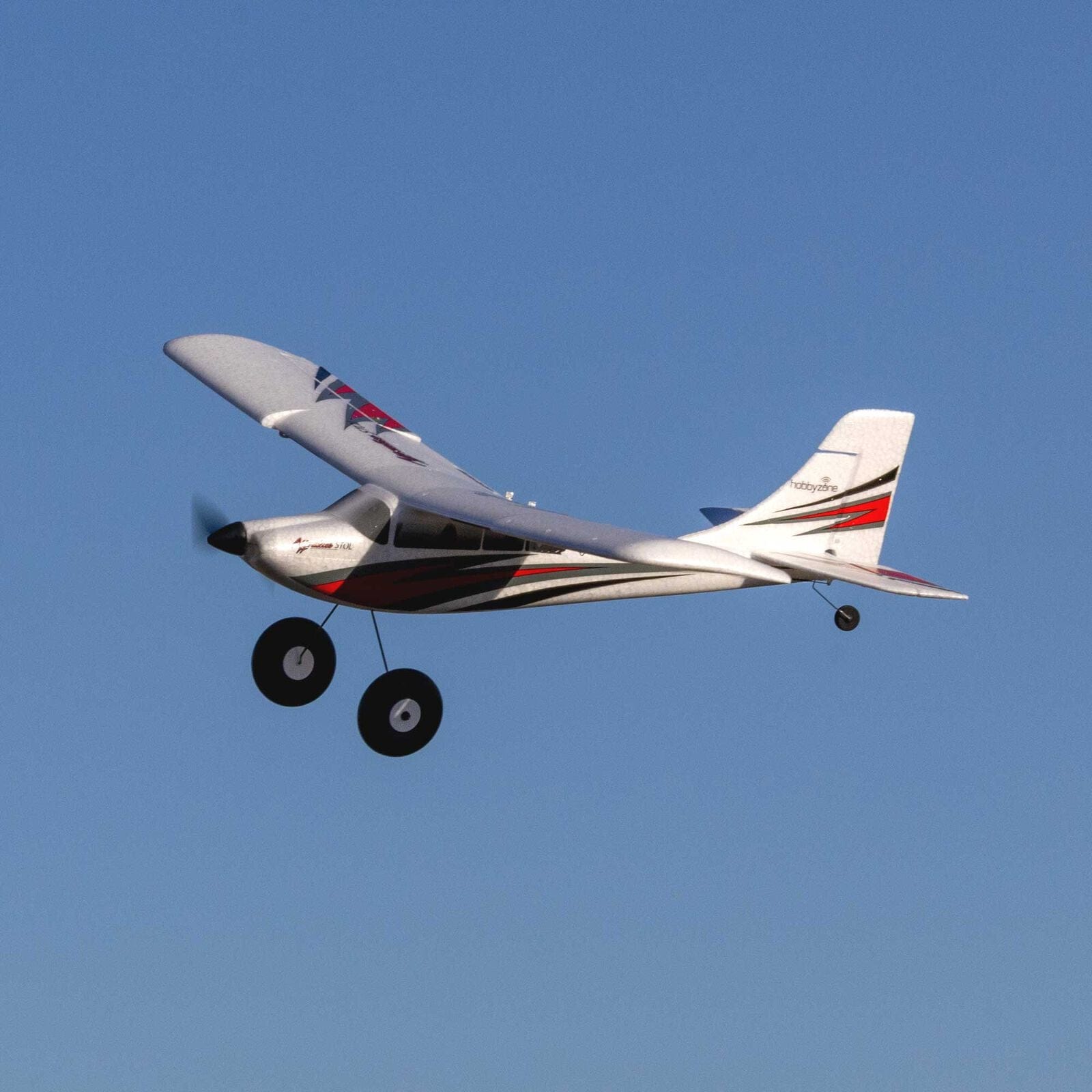[Havada] HobbyZone Apprentice STOL S 700mm RTF - Mavi gökyüzünde düz uçuş, yandan görünüm