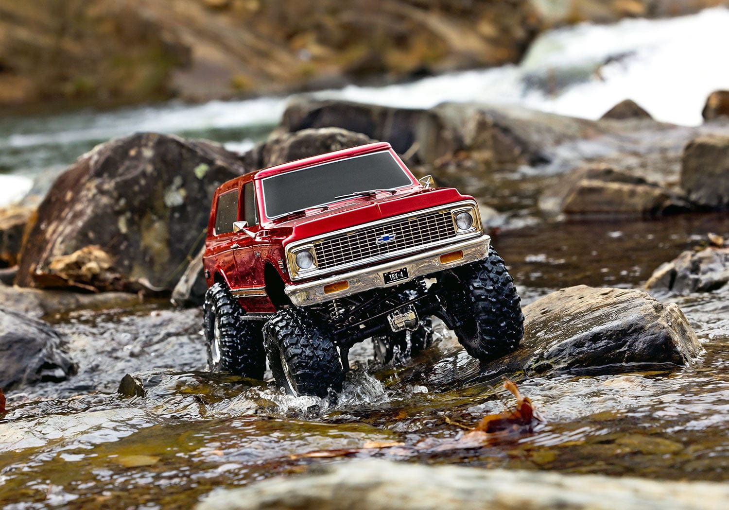 [Action] Traxxas K5 Blazer Combo - kırmızı gövde nehirde önden
