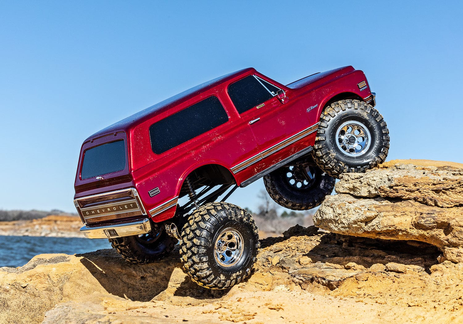 [Action] Traxxas K5 Blazer Combo - kırmızı gövde kaya tırmanışı yandan