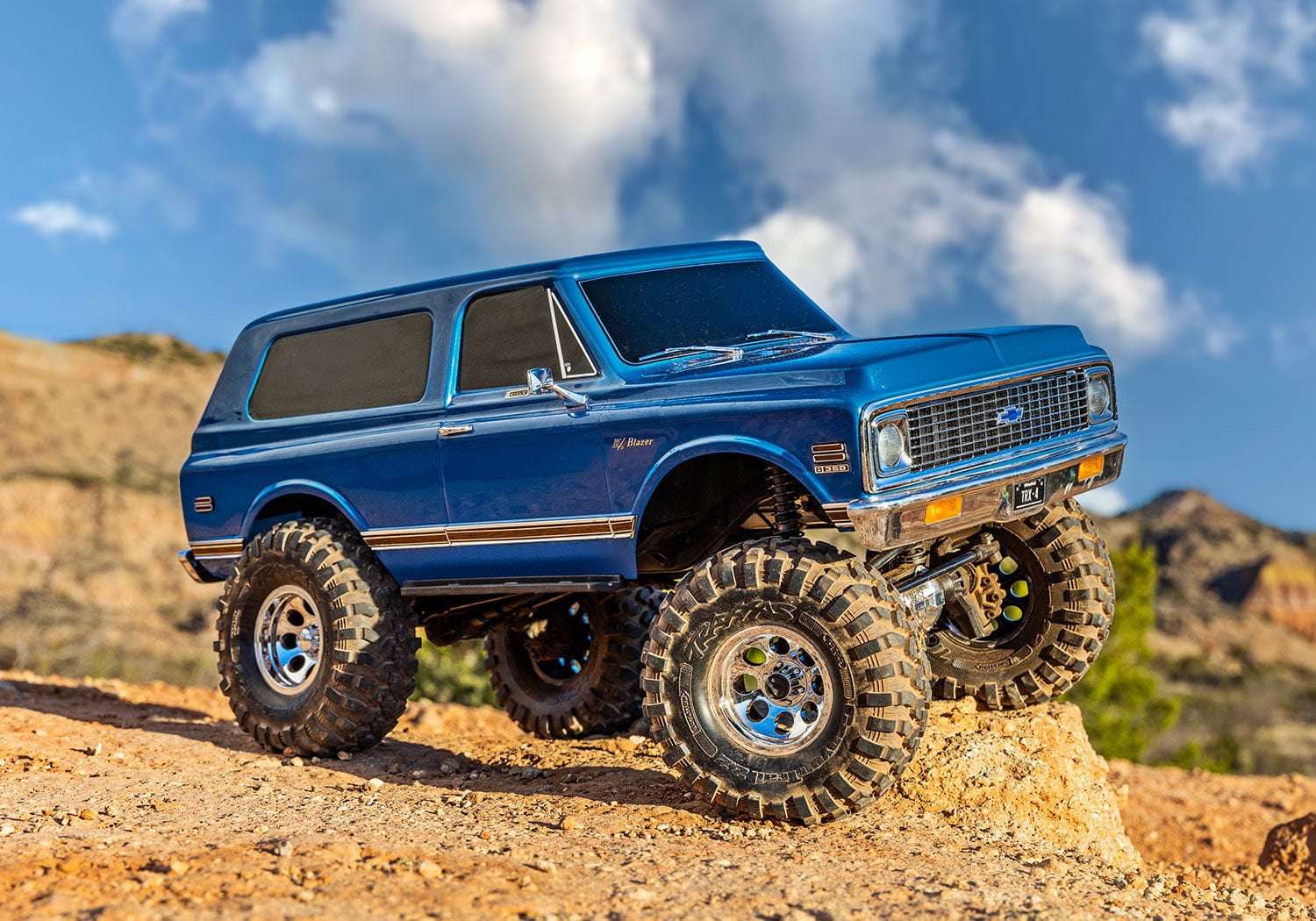 [Action] Traxxas K5 Blazer Combo - mavi gövde toprak tepe üzerinde