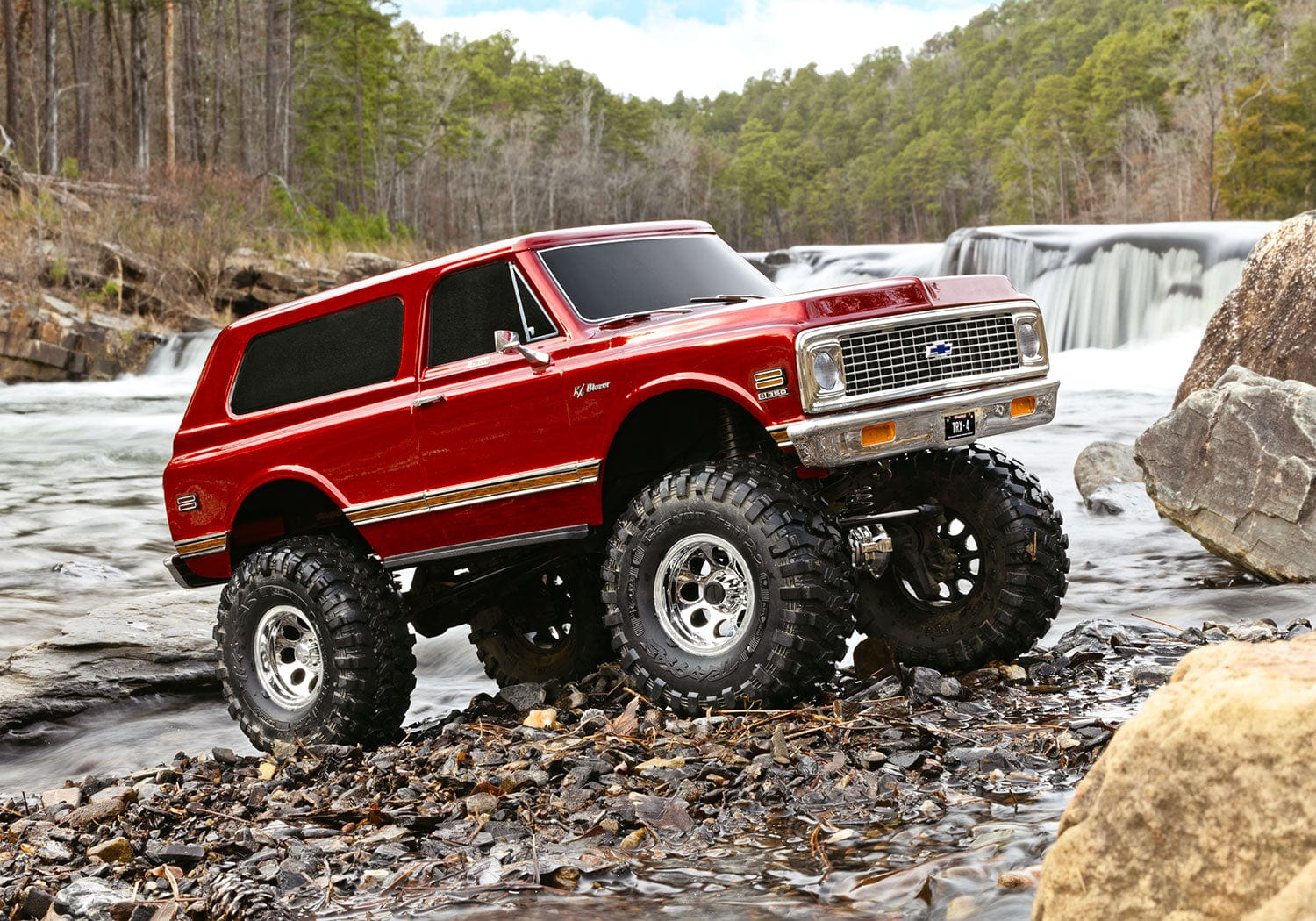 [Action] Traxxas K5 Blazer Combo - kırmızı gövde nehir ve şelale önünde