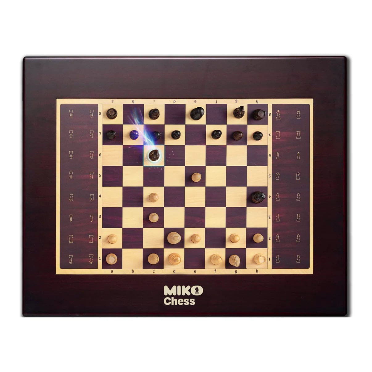 [Hareket] Miko Grand Kingdom yapay zekalı satranç tahtası — taş kendi kendine hareket ederken üstten görünüm