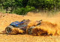 [Action] Traxxas Rustler Combo - mavi araç toprak zeminde drift yaparken