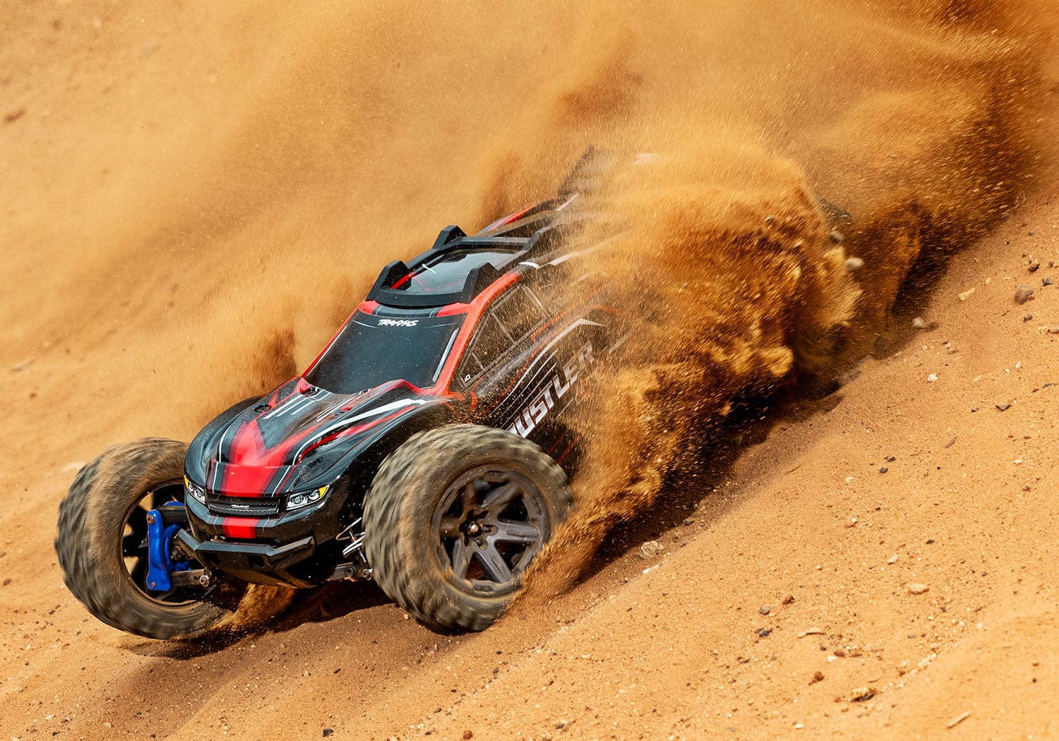 [Action] Traxxas Rustler Combo - kırmızı araç kumda toz kaldırırken