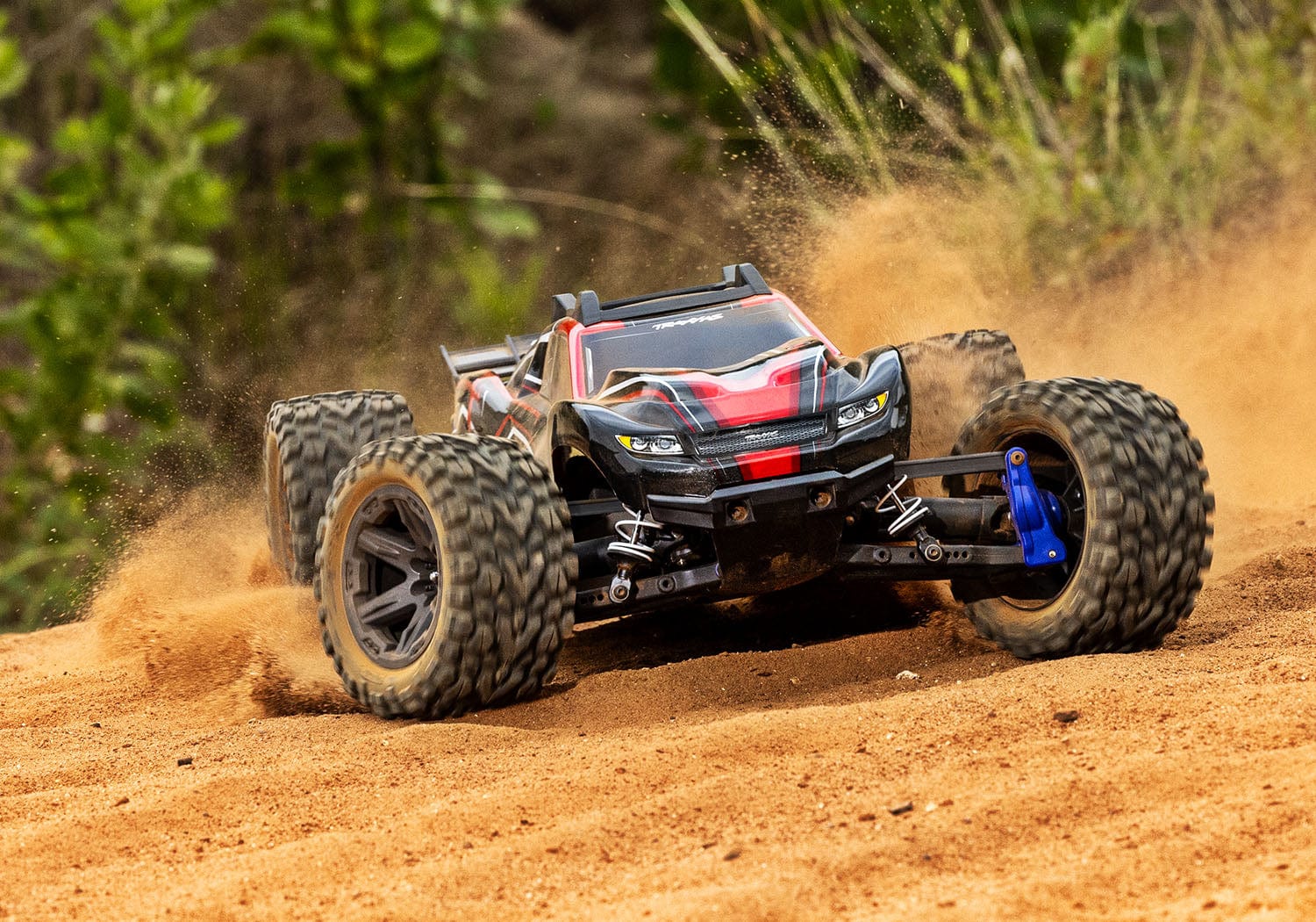 [Action] Traxxas Rustler Combo - kırmızı araç arazide ön tekerlek havada