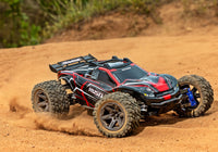 [Action] Traxxas Rustler Combo - kırmızı araç toprak pistte sürerken