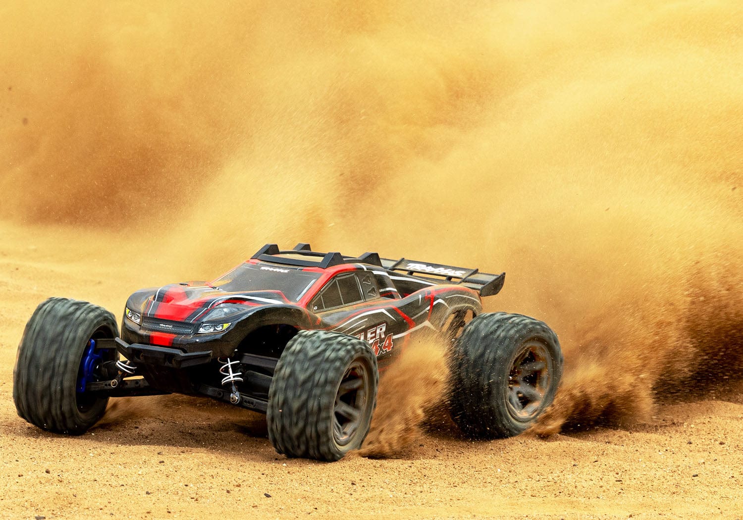 [Action] Traxxas Rustler Combo - kırmızı araç kumda toz kaldırırken