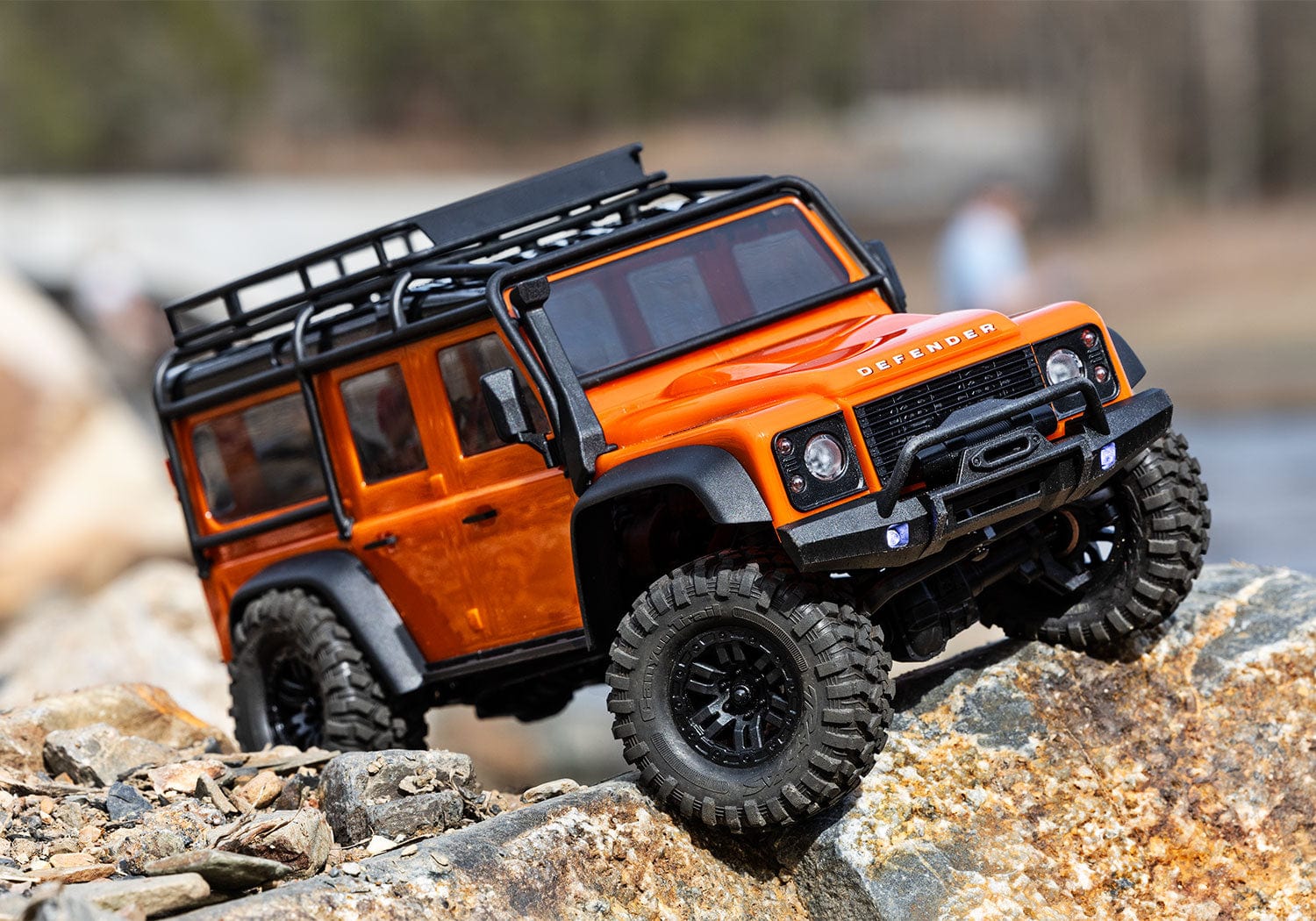 [Action] Traxxas TRX-4M Defender - mavi araç toprak oyukta ilerlerken