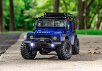 [Action] Traxxas TRX-4M Defender - gümüş araç kayalık zeminde