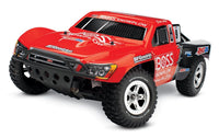 [Dış] Traxxas Nitro Slash - kırmızı BOSS Snowplow kaplamalı stüdyo önden çapraz görünüm