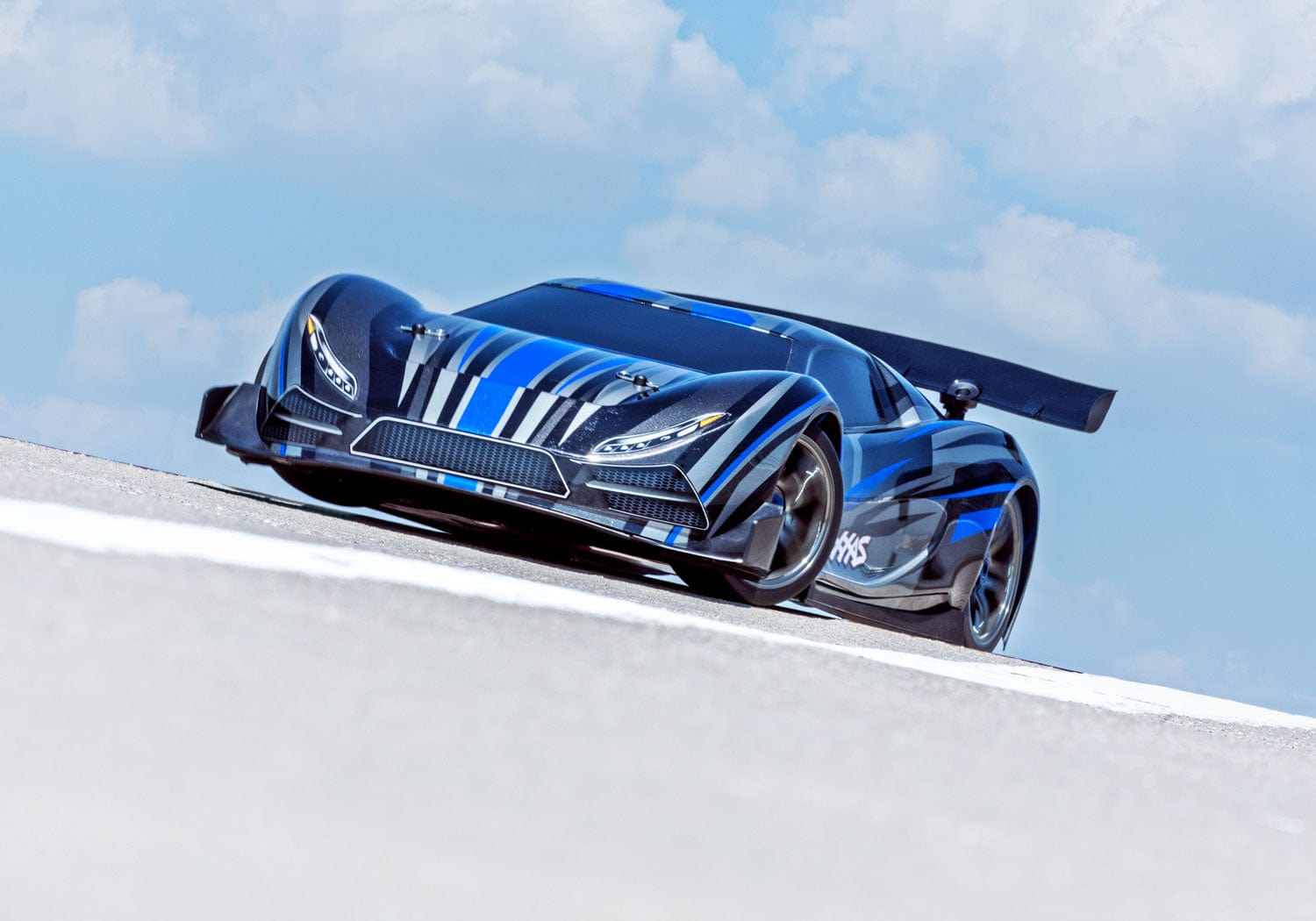 [Action] Traxxas XO-1 - pistte alçak açı ön görünüm, mavi kaplama