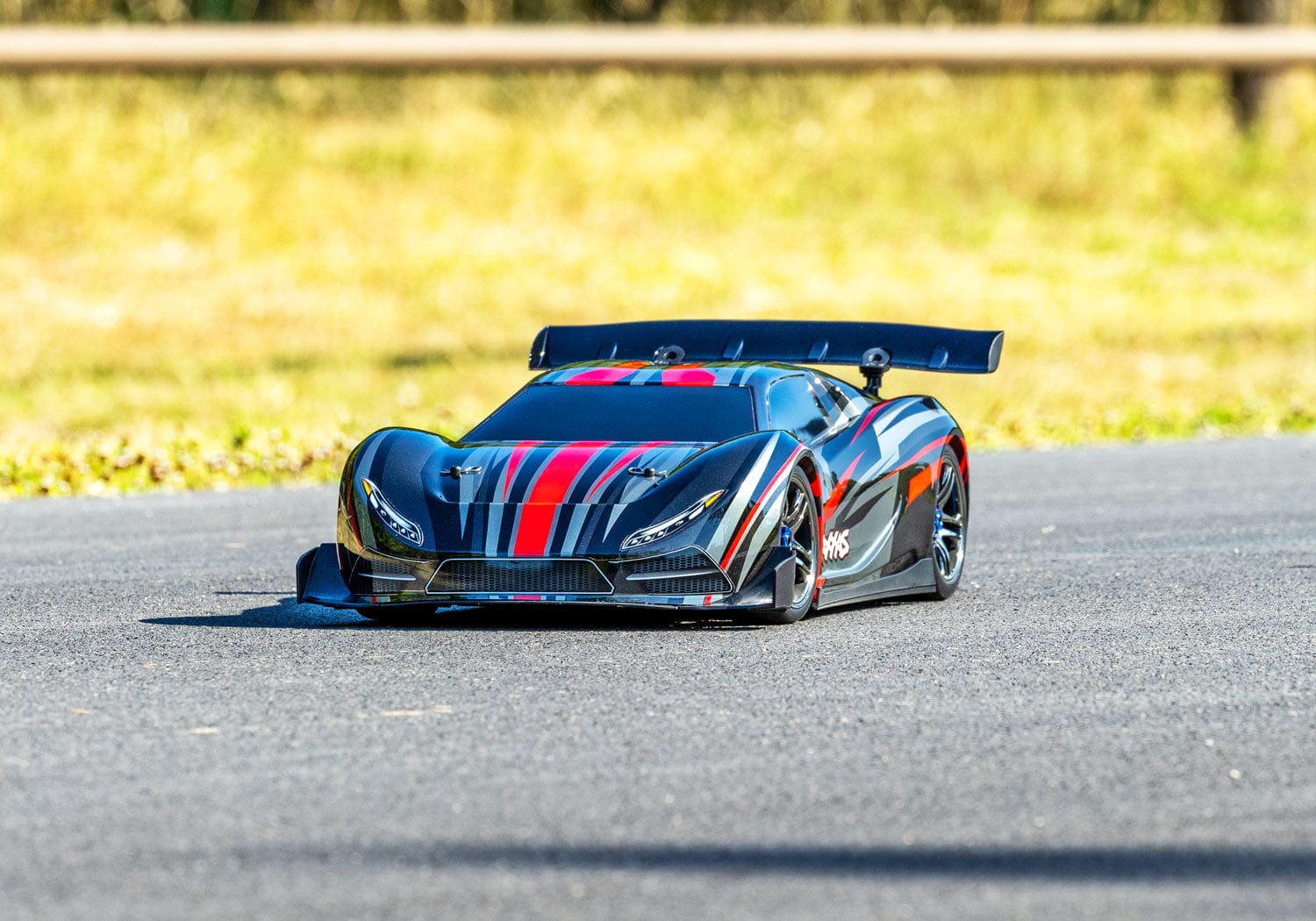 [Action] Traxxas XO-1 - pistte alçak açı ön görünüm, kırmızı kaplama