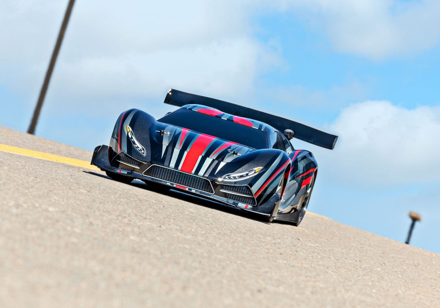 [Action] Traxxas XO-1 - pistte alçak açı ön görünüm, kırmızı kaplama