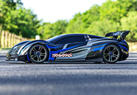[Action] Traxxas XO-1 - pistte yan görünüm, mavi kaplama