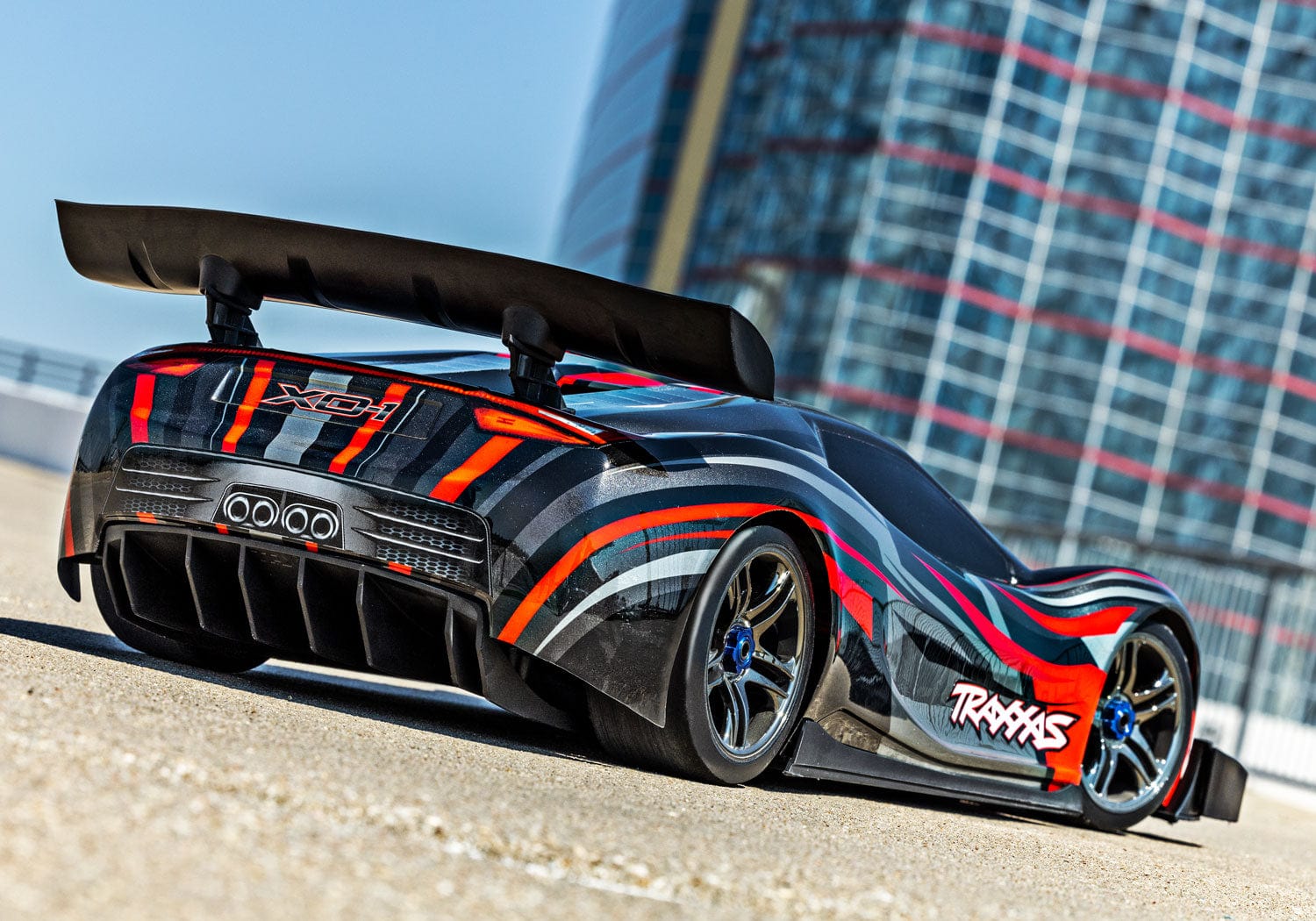 [Action] Traxxas XO-1 - pist arka görünüm, kanat ve egzoz detayı