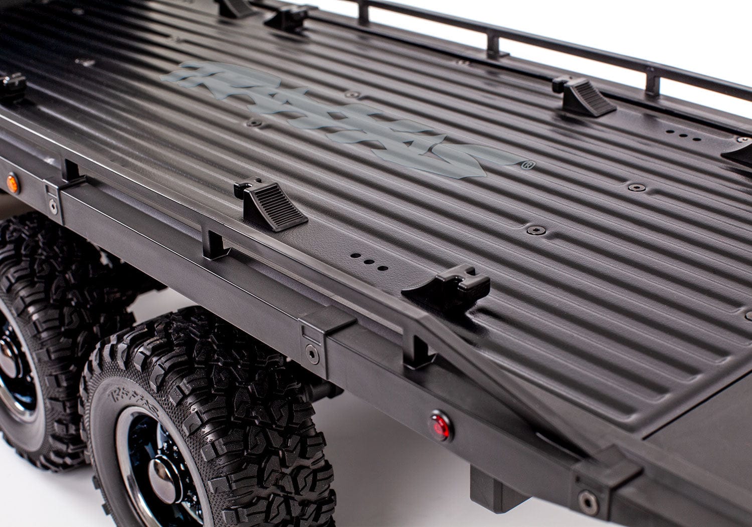 [Detay] Traxxas TRX-6 Hauler - flatbed güverte ve tekerlek takozu yakın detay